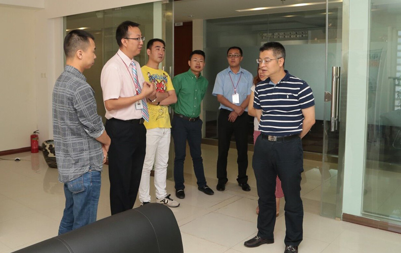 重慶市渝北區(qū)人民政府相關(guān)領(lǐng)導蒞臨云南天度集團考察，雙方將于近日簽訂投資合同，天度集團將在重慶投資設(shè)立控股子公司-重慶天度網(wǎng)絡(luò)信息技術(shù)有限公司，并建立200人規(guī)模的專業(yè)技術(shù)研發(fā)基地，此后將大大增強天度技術(shù)研發(fā)實力和公司綜合優(yōu)勢