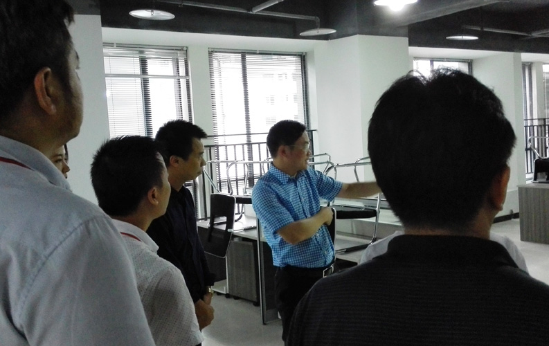 賴區(qū)長鼓勵重慶天度網(wǎng)絡公司要多進行創(chuàng)新，并就天度未來發(fā)展方向做出重要指示。