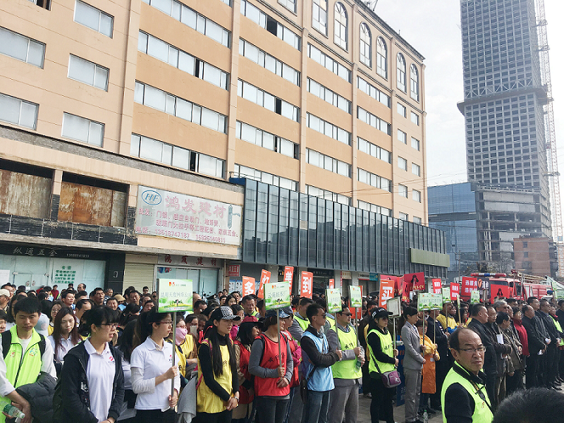 2017年3月5日，是我國第54個學雷鋒紀念日。3月份的春天萬物復蘇，百花齊放。陽光透過淡薄的云層照耀著大地，它的萬道金光愉快地普照著萬物。春風拂面,是那么清柔,那么親切,就像是雷鋒的精神一直溫暖著、鼓舞著我們!