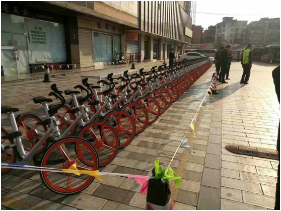 上午11點，云南天度投資集團有限公司、云紡商業(yè)區(qū)、昆明悅動文化傳播有限公司、云南北瑞兔司機新能源汽車科技有限公司、moblke摩拜單車許多商戶踴躍參加，由150余名志愿者組成的隊伍開始了浩浩蕩蕩的4公里公益徒步，目的是鼓勵大家使用零污染的交通工具，降低自然資源的耗損，同時也是為了讓市民能夠熟知這樣的出行方式，倡導綠色出行。